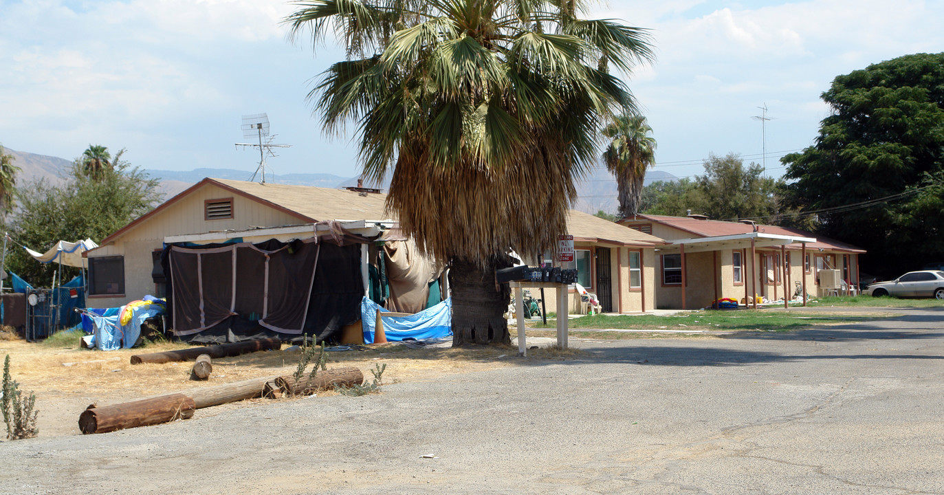 7487 S Elm St in Highland, CA - Building Photo