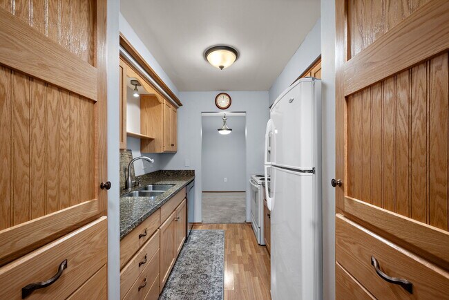 2220 Midland Grove Rd, Unit 302 in Roseville, MN - Building Photo - Building Photo