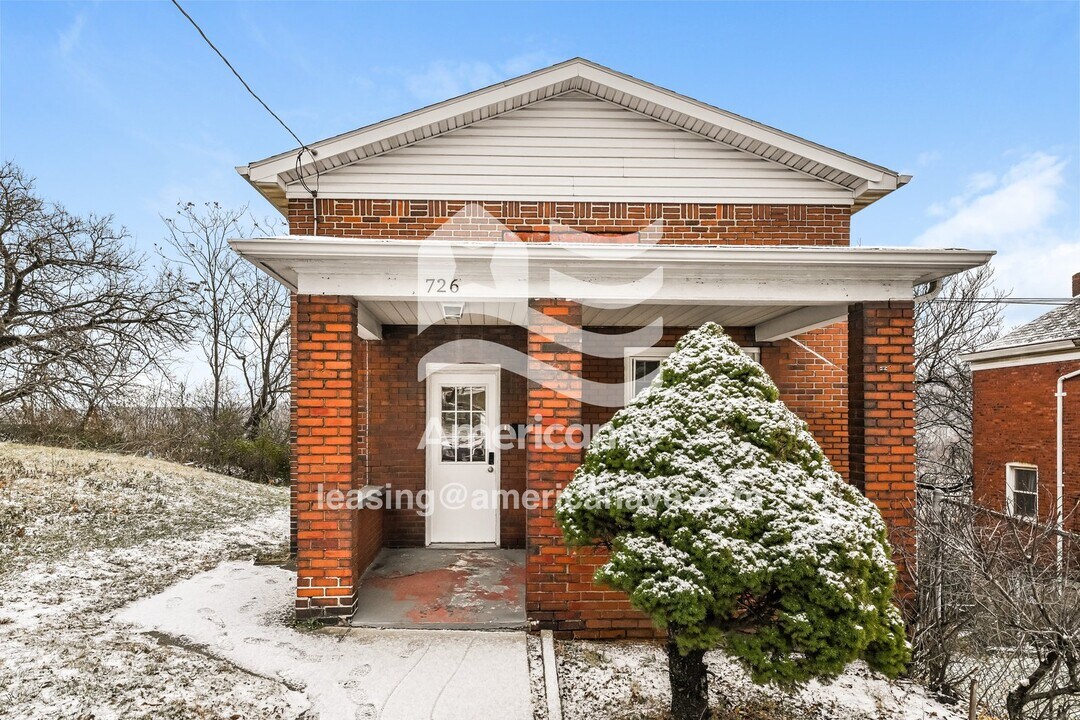 726 Grandview Ave in East Pittsburgh, PA - Building Photo