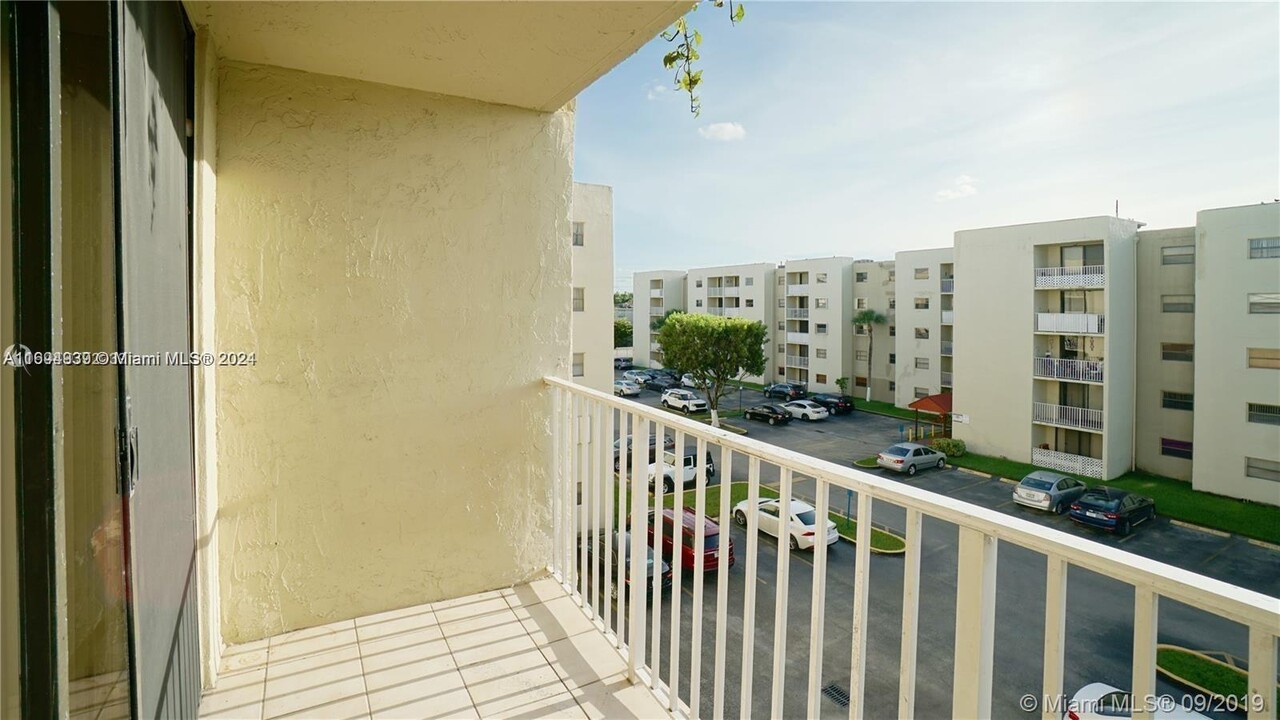 8145 NW 7th St in Miami, FL - Building Photo