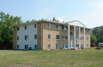 5920 W Broadway Ave in Minneapolis, MN - Foto de edificio - Building Photo