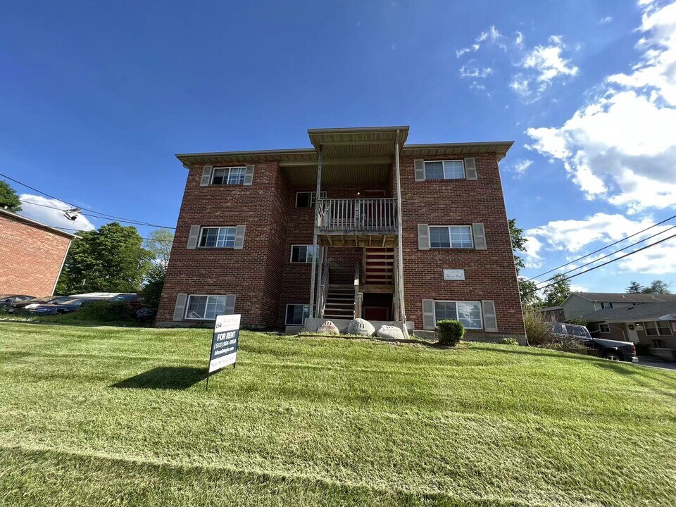 109 W Sycamore St in Oxford, OH - Building Photo