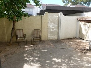 700 Fernwood Ln in Las Vegas, NV - Foto de edificio - Building Photo