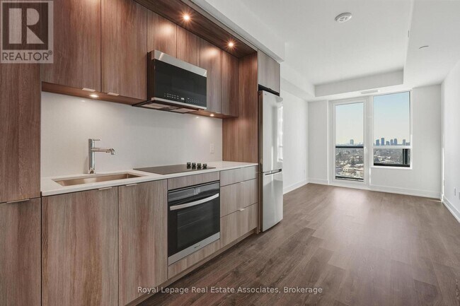 60 Central Park Roadway in Toronto, ON - Building Photo - Building Photo