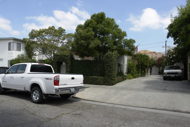 5917 Willoughby Ave in Los Angeles, CA - Building Photo - Building Photo