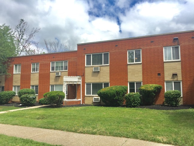 2435 Noble Rd in Cleveland Heights, OH - Foto de edificio - Primary Photo