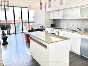 110 Charles St E in Toronto, ON - Building Photo - Building Photo