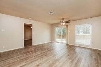 10614 Cherry Laurel in San Antonio, TX - Foto de edificio - Building Photo