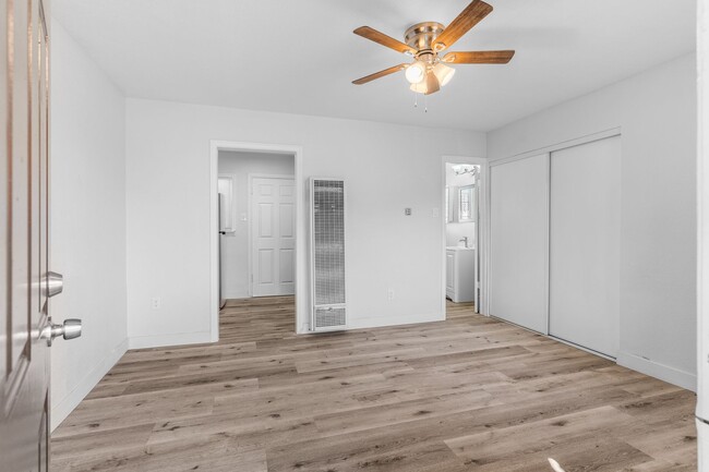 2652 E 15th St, Unit 2726 in Long Beach, CA - Building Photo - Building Photo