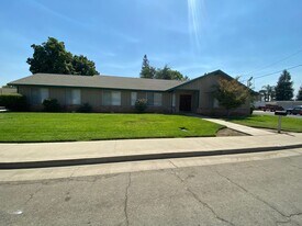 400 Sequoia Dr in Exeter, CA - Building Photo