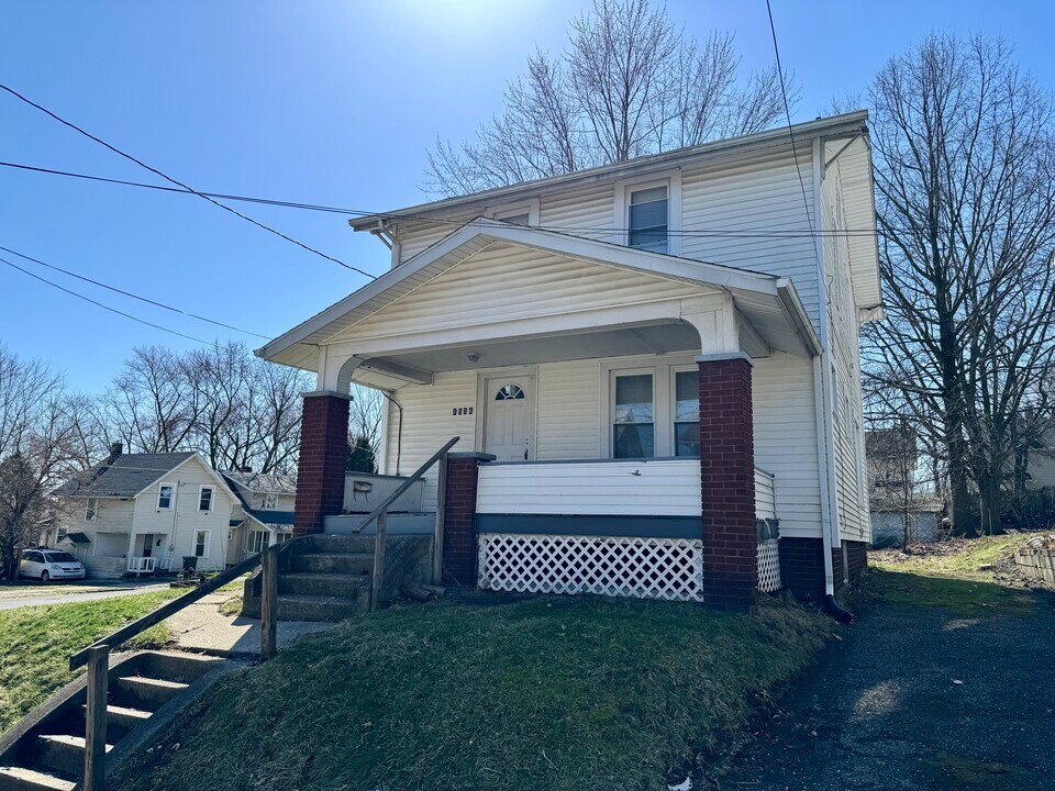 1536 16th St NE in Canton, OH - Foto de edificio