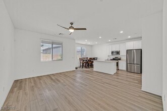8852 Flora Run Ave in Las Vegas, NV - Building Photo - Building Photo