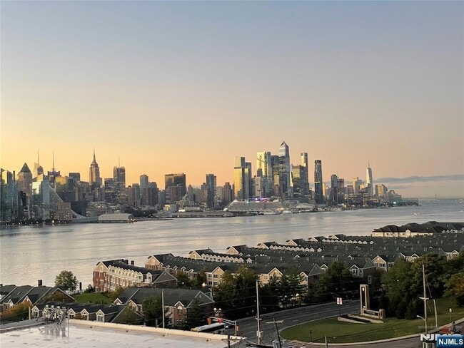 7000 JFK Blvd E, Unit 15D in West New York, NJ - Foto de edificio - Building Photo