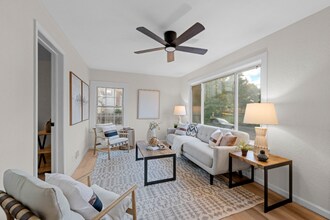 135 E Loretta Ave in St. Louis, MO - Foto de edificio - Building Photo