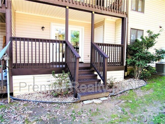 1042 Rock Knoll Ct in Winston-Salem, NC - Building Photo - Building Photo