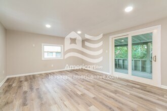 243 Nantucket Dr in Pittsburgh, PA - Foto de edificio - Building Photo