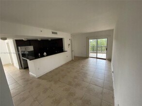 120 Douglas Rd in Coral Gables, FL - Building Photo - Building Photo