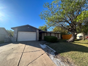 1702 Novel Cir in Garland, TX - Foto de edificio - Building Photo