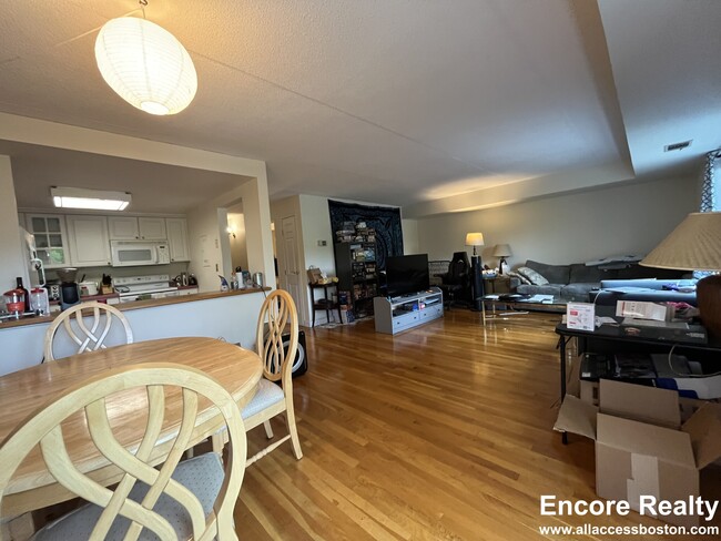 1243 Beacon St, Unit 3A in Brookline, MA - Building Photo - Building Photo