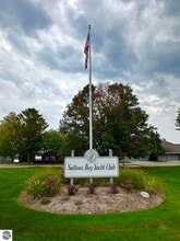 776 N Yacht Club Dr in Suttons Bay, MI - Foto de edificio - Building Photo