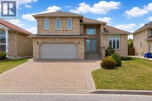 443 Hamner Cir in Windsor, ON - Building Photo