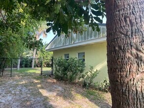 257 SE Four Winds Dr in Stuart, FL - Building Photo - Building Photo