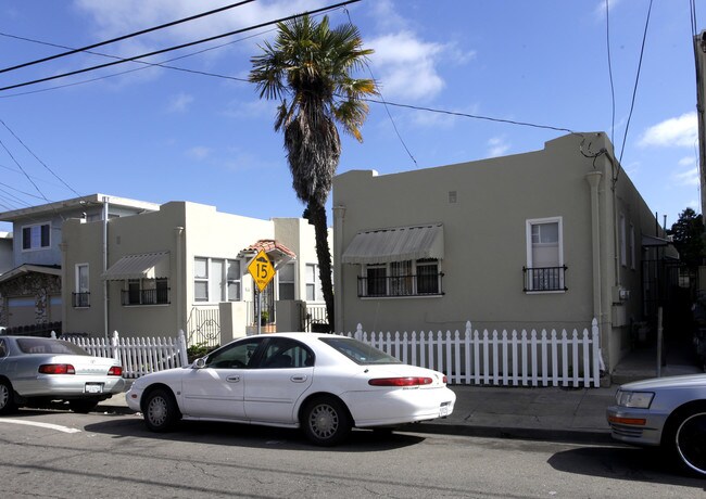 3760 Brookdale Ave in Oakland, CA - Foto de edificio - Building Photo