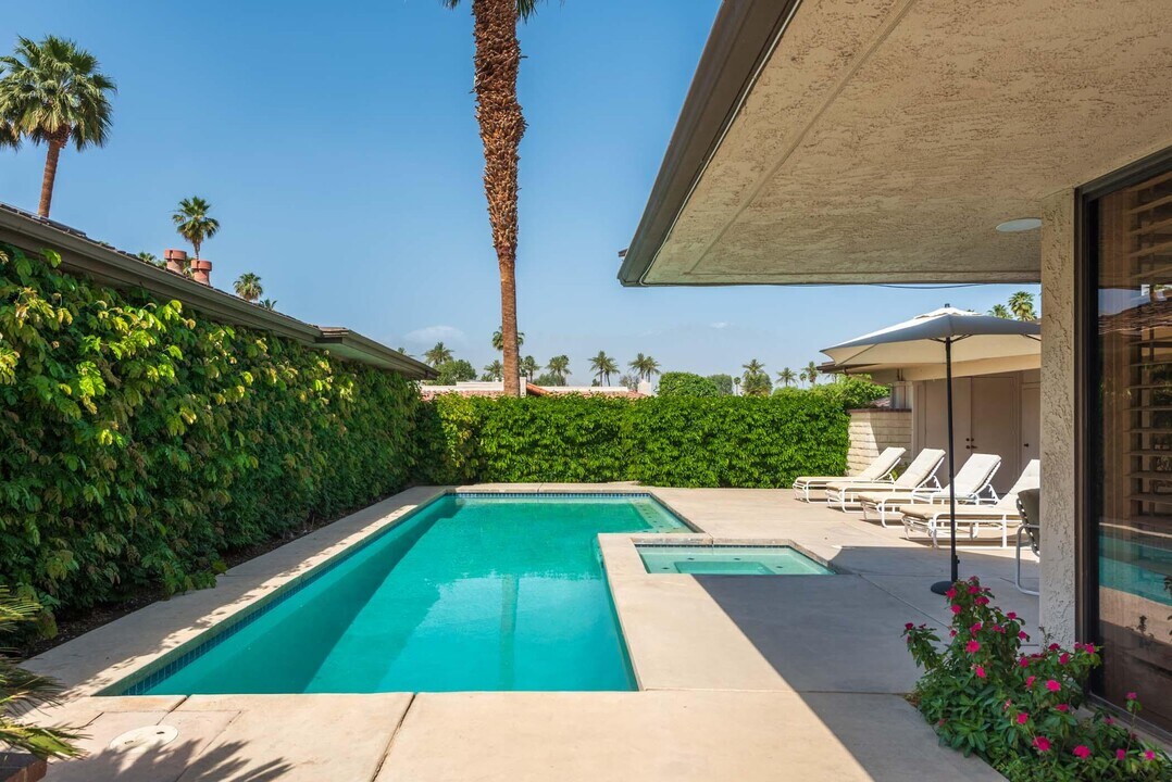 22 Dartmouth Dr in Rancho Mirage, CA - Building Photo