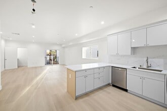 5649 Case Ave in Los Angeles, CA - Building Photo - Building Photo