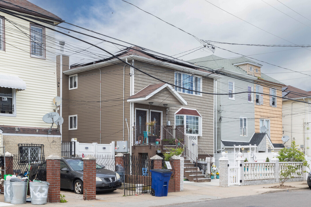 6956 Almeda Ave in Arverne, NY - Building Photo