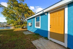 585 Lindley Terrace in Port Charlotte, FL - Building Photo