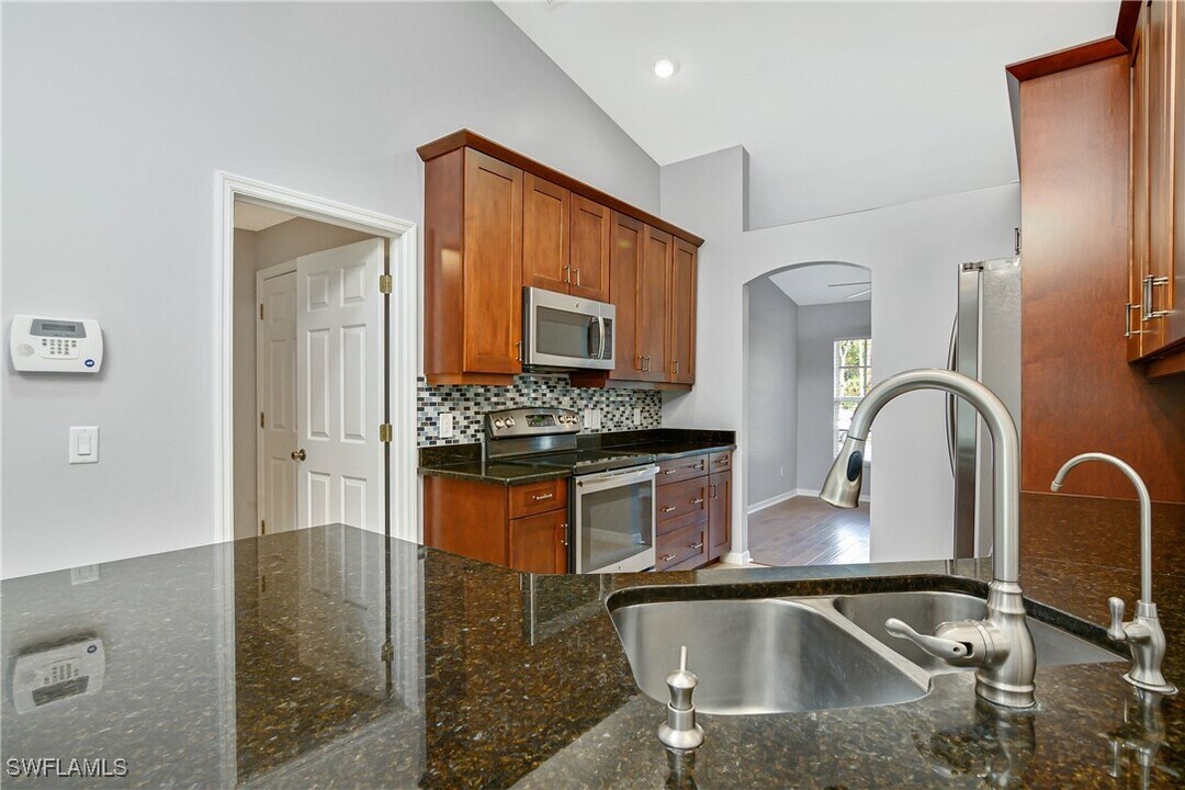 460 14th Ave NE in Naples, FL - Building Photo