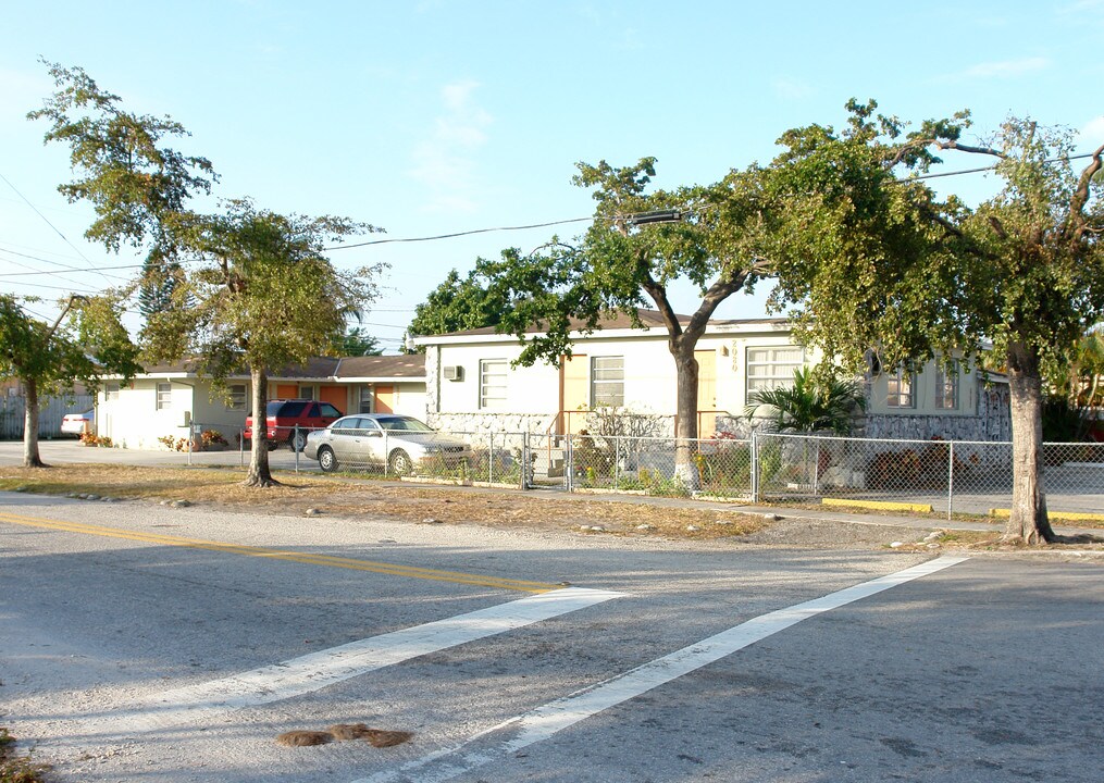 2076-2080 E 7th Ave in Hialeah, FL - Building Photo