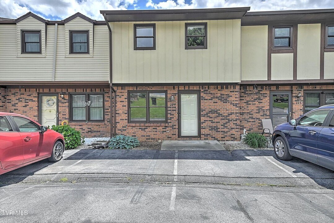 225 Oakcrest Cir in Bristol, VA - Building Photo