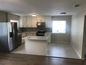 1636 Queen Charlotte Dr, Unit APT 2 in Sunnyvale, CA - Foto de edificio - Building Photo