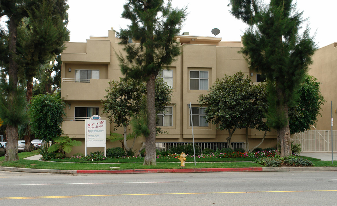 13002 Riverside Dr in Sherman Oaks, CA - Foto de edificio