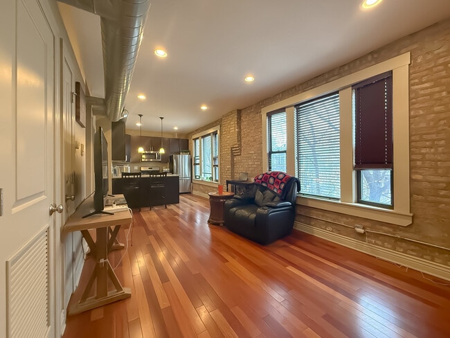 1946 W Newport Ave in Chicago, IL - Building Photo - Building Photo