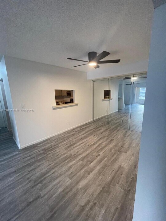 454 N Laurel Dr in Margate, FL - Building Photo