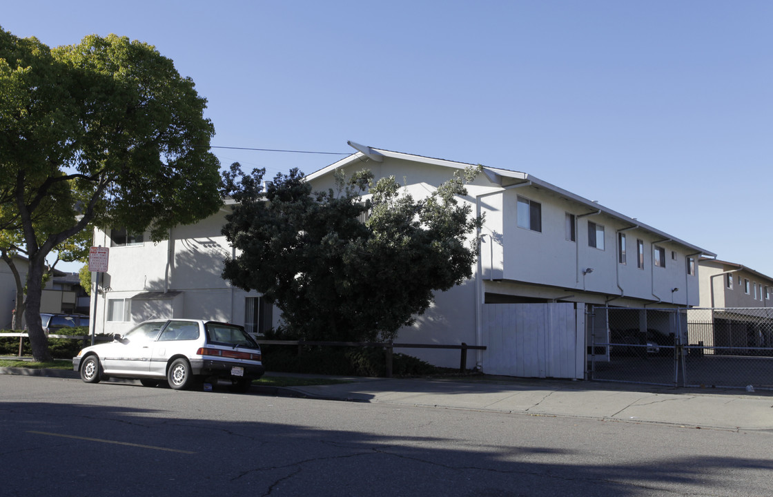 735 Memorial Way in Hayward, CA - Foto de edificio