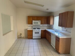 4018 W Elowin Ct in Visalia, CA - Building Photo - Building Photo