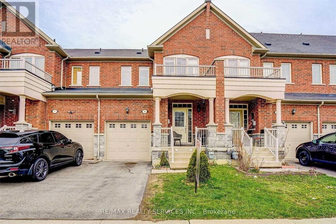 9 Pendulum Cir in Brampton, ON - Building Photo