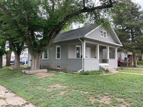 301 E 6th St, Unit Downstairs Apartment #2 in Hays, KS - Building Photo - Building Photo