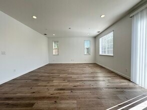 1008 Oakbriar Cir in Roseville, CA - Building Photo - Building Photo