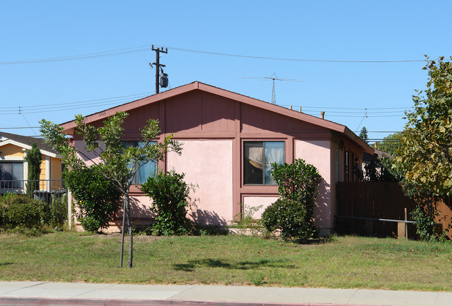 501-503 E Pleasant Valley Rd in Oxnard, CA - Building Photo - Building Photo