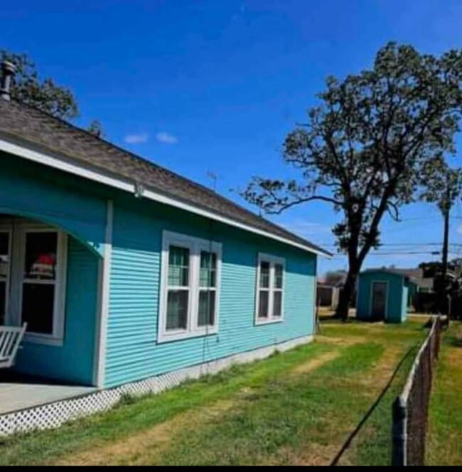 1107 W Broad St in Freeport, TX - Foto de edificio - Building Photo