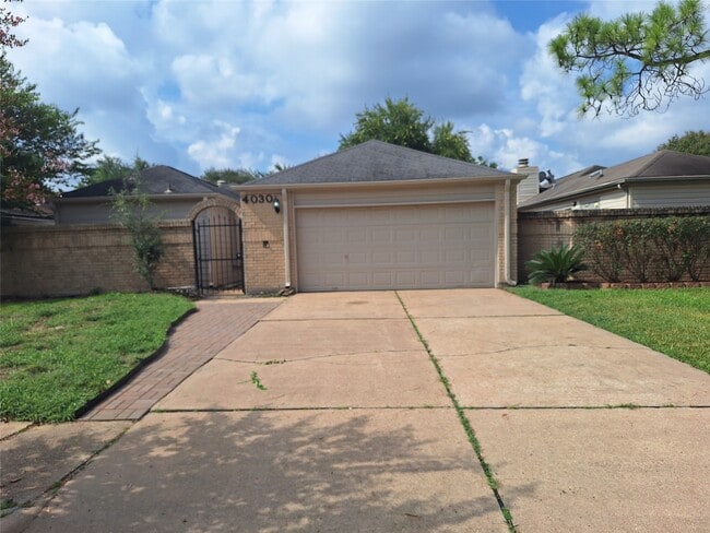 property at 4030 Knoll Glen Dr