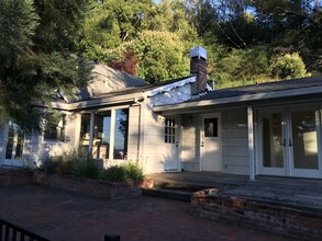 8 Warren Ct in Tiburon, CA - Foto de edificio - Building Photo