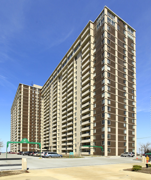 The Carlyle on the Lake in Lakewood, OH - Foto de edificio