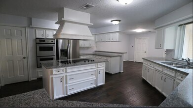 9939 Kemp Forest Dr in Houston, TX - Foto de edificio - Building Photo