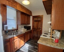 1016 W High St, Unit A in Jefferson City, MO - Building Photo - Building Photo